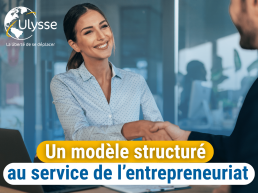 Un modèle structuré au service de l’entrepreneuriat et de la mobilité inclusive Une femme serre la main d’un interlocuteur dans un environnement professionnel avec le logo Ulysse et le titre « Un modèle structuré au service de l’entrepreneuriat ».